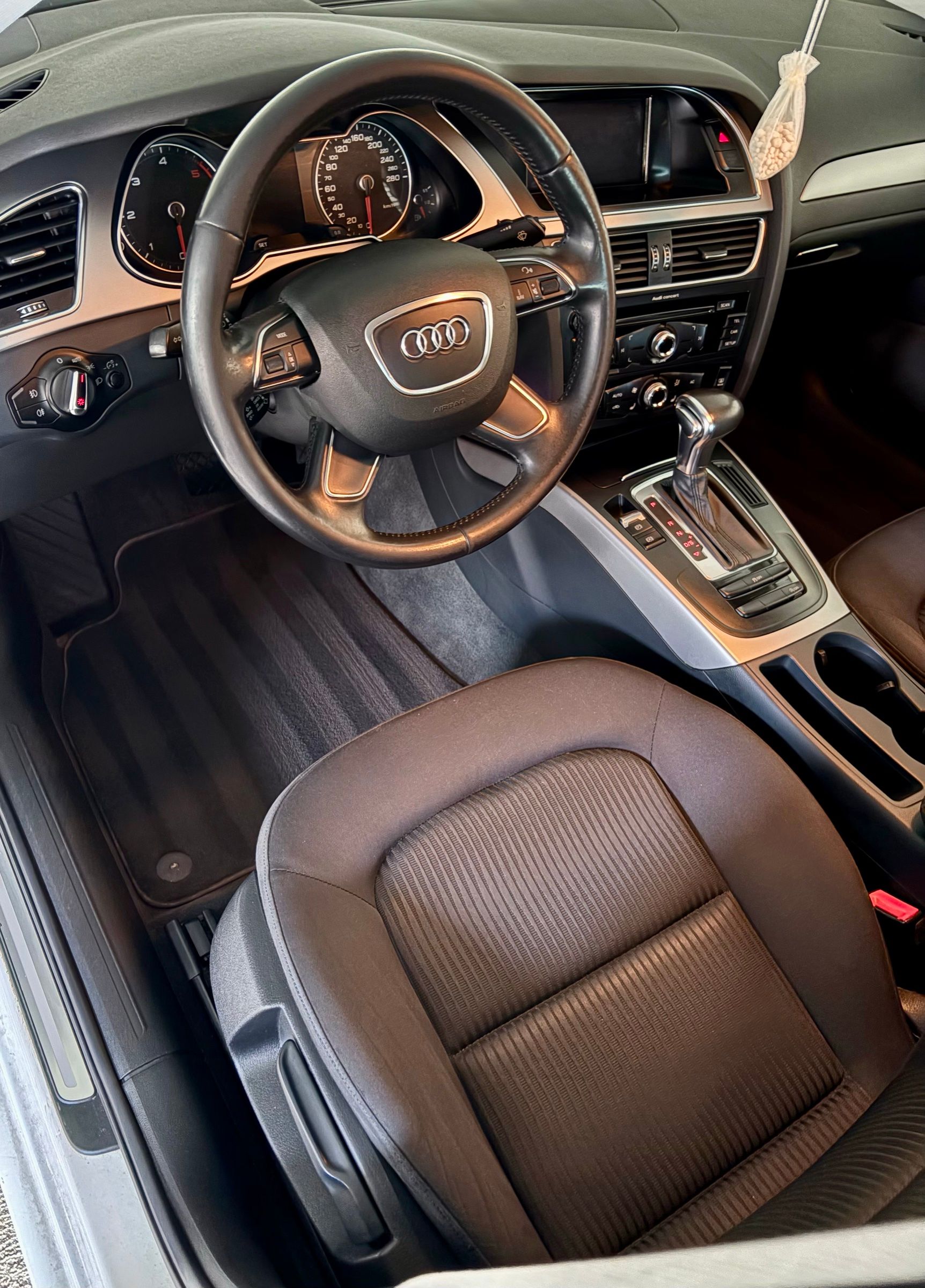Audi A4 bőrülés és padló a tisztítás után